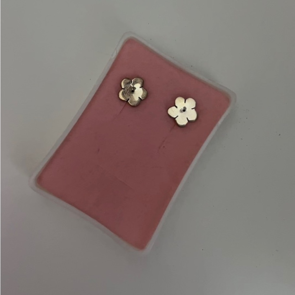 Super cute flower earrings